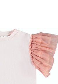 Kortärmad ljusrosa t-shirt med en samlad genomskinlig rosa tyllvolang på ena axeln, mjukt bomullstyg, rund halsringning.