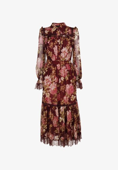 Dolga rdeče vino obleka s cvetličnim vzorcem, ki ima ovratnik, pas, čipkast rob na rokavih in robu, ter plastovit krilo.