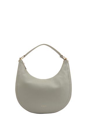 Lichtgrijze leren schoudertas met een ronde vorm, een gladde textuur en een gouden hardwareaccent op de hengsel.