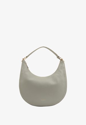 Sac à épaule en cuir gris clair avec une forme arrondie, une texture lisse et un accent de quincaillerie doré sur la bandoulière.