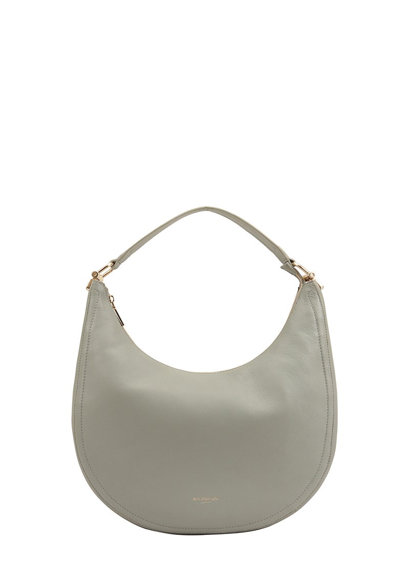 Lichtgrijze leren schoudertas met een ronde vorm, een gladde textuur en een gouden hardwareaccent op de hengsel.