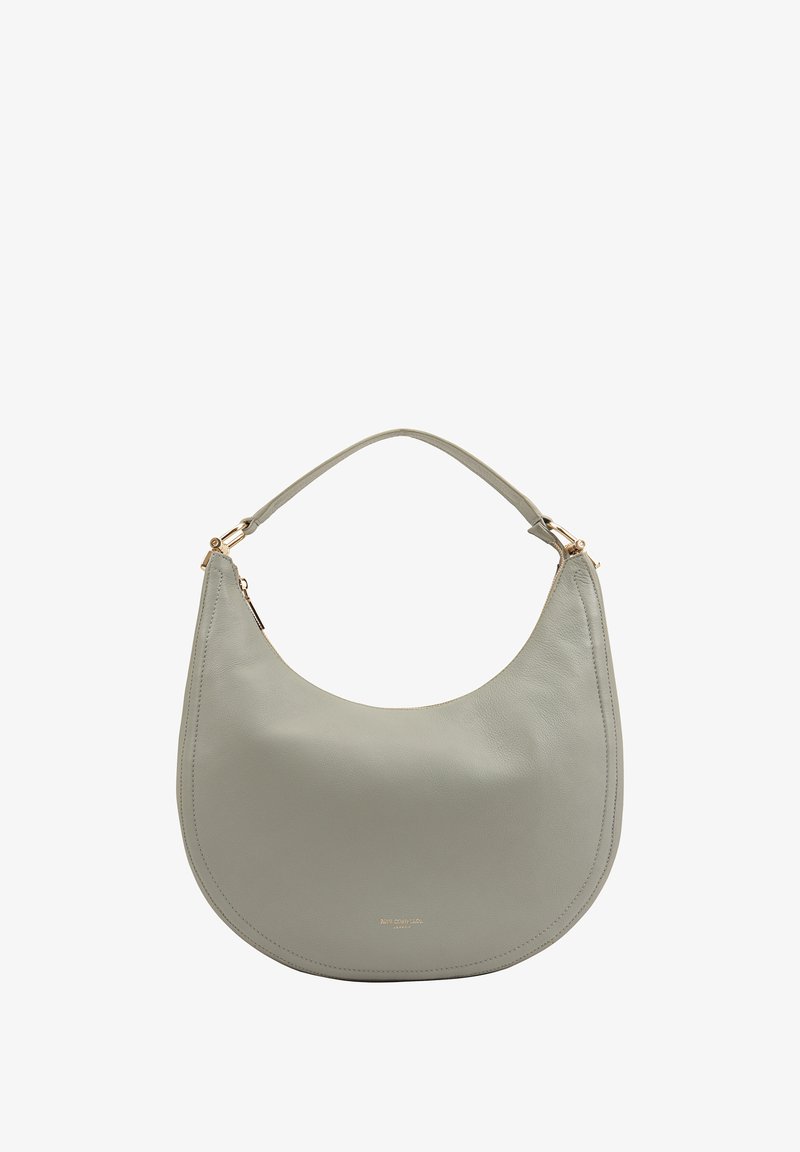 Lichtgrijze leren schoudertas met een ronde vorm, een gladde textuur en een gouden hardwareaccent op de hengsel.