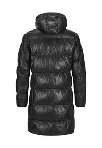 Schwarze gepolsterte Jacke mit Kapuze, die eine schlanke, glänzende Textur, lange Ärmel und horizontale Steppungen für Isolierung aufweist.