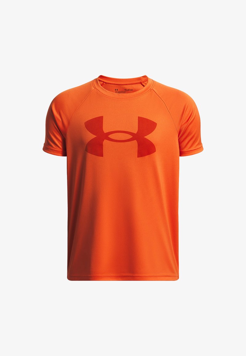 Sportovní tričko s krátkým rukávem v jasně oranžové barvě, vyrobené z tkaniny odvádějící vlhkost; má velké logo ve stejné barvě na přední straně.