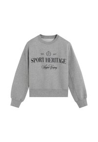 Sudadera gris con un clásico cuello redondo, mangas largas y puños de canalé. Presenta "HERENCIA DEPORTIVA" en letras negritas de color negro.