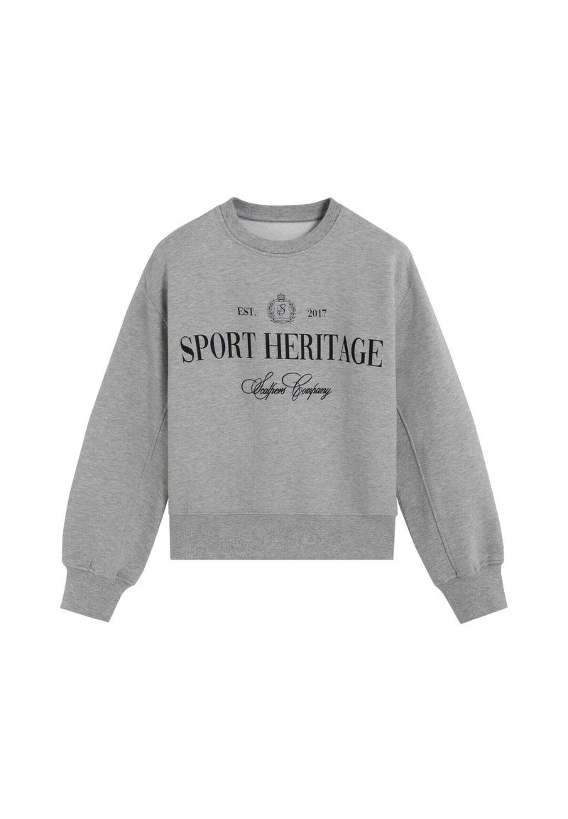 Sudadera gris con un clásico cuello redondo, mangas largas y puños de canalé. Presenta "HERENCIA DEPORTIVA" en letras negritas de color negro.