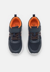 Marineblå sneakers med oransje mesh-fôr, borrelås og kontrastfargede oransje og svarte lisser. Lett gummisåle.
