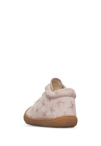 Scarpa in suede rosa chiaro da bambino con motivo a forbici su tutta la superficie, lacci beige e suola in gomma marrone vista dal lato sinistro posteriore.