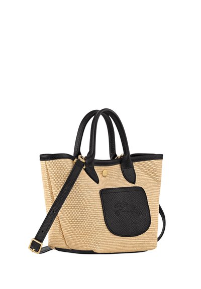 Die geflochtene Strohtasche mit schwarzen Lederelementen und -griffen. Verfügt über eine Fronttasche und goldfarbene Hardware-Details.