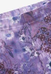 Next CYCLE  - Kratke hlače - purple paisley floral print
