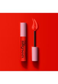NYX Lingerie XXL flytande läppstift i ett rött rör med en rosa kork. Inkluderar en svart applikator med en röd produkt på toppen, placerad på en röd bakgrund.
