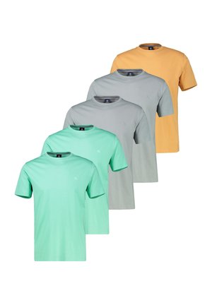 Vijf effen T-shirts met korte mouwen en ronde hals in muntgroen, lichtgrijs en mosterdgeel, gerangschikt in een verspringende rij.