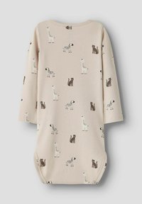 Beżowy prążkowany kombinezon z nadrukami zwierząt, w tym żyraf i kotów, w brązowym i białym kolorze. Długie rękawy z zaokrąglonym dekoltem.