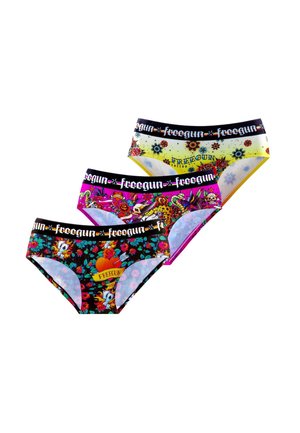 Trois culottes pour femmes de style slip, colorées, avec des motifs floraux et de cœurs inspirés de tatouages, et des ceintures noires de marque "freegun".