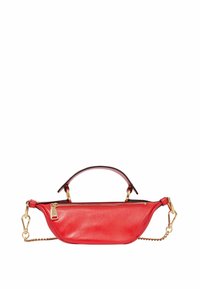 Sac à main en cuir rouge avec un design courbé, quincaillerie dorée, une poignée supérieure et une bandoulière en chaîne amovible pour plus de polyvalence. Fermeture zippée sur le dessus.