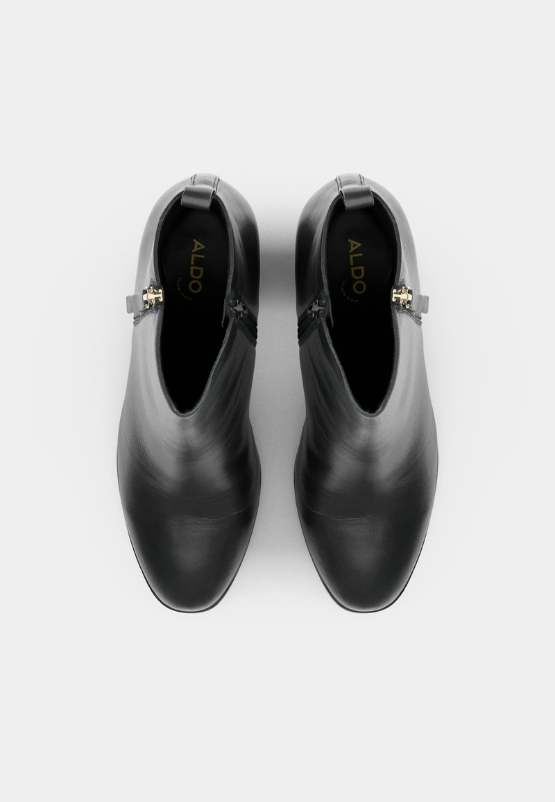 Schwarze Leder-Stiefeletten mit einem eleganten Design, spitzem Zehenbereich und seitlichen Reißverschlüssen. Verfügt über einen subtilen Glanz und goldfarbene Hardware-Details.