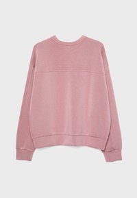 Sweat-shirt rose pâle à manches longues avec col rond, poignets et ourlet côtelés, vu de dos sur un fond gris clair uni.