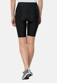 Zwarte fietsshorts met een gevoerde zit, ontworpen voor comfort. Bevat een hoge tailleband en gladde stof. De pijpen zijn van middellange lengte tot boven de dij.