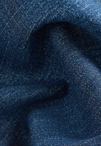 Țesătură din denim albastru cu o textură netedă, având un model de țesătură subtil și ușoare variații de nuanță, indicând adâncime și bogăție.
