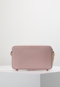 Borsa rettangolare rosa in materiale strutturato, con tracolla a catena dorata e cuciture visibili lungo i bordi.