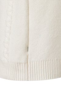 Biały dziany sweter z prążkowanym wykończeniem na dole, teksturowanym wzorem warkocza po bokach oraz małą metką z napisem „MAREZ”.