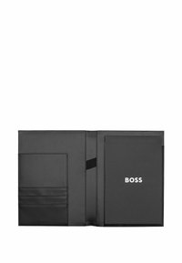 Porte-documents en cuir noir avec plusieurs emplacements pour cartes sur la gauche et un compartiment plus grand à droite contenant un bloc-notes de marque BOSS.