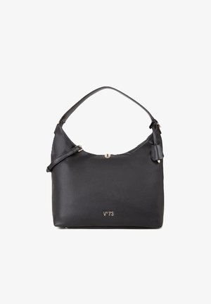Bolso de cuero negro con asa superior única, correa lateral ajustable, cierre frontal con botón y pequeño logo dorado "V°73" cerca de la base.