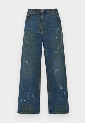 Jeans à jambe large en denim bleu foncé, avec des détails de éclaboussures de peinture. Design classique à cinq poches avec une fermeture à bouton à la taille.