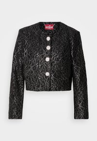 Giacca cropped nera con motivo in pizzo floreale, dettagli in filo argento e bottoni in perla sintetica tonda. Maniche lunghe e design strutturato.