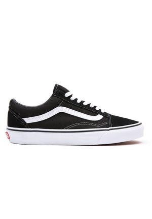 Sneakers low-top bianco e nero con lacci bianchi, striscia laterale bianca e suola spessa in gomma bianca su sfondo bianco.