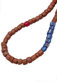 Brun og blå perlekæde med runde og firkantede perler, samt en enkelt rød perle som accent. Glat tekstur gennem hele kæden.