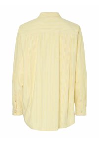 Camicia a maniche lunghe giallo chiaro con righe verticali bianche e verdi, con polsini abbottonati e colletto classico; vestibilità rilassata.