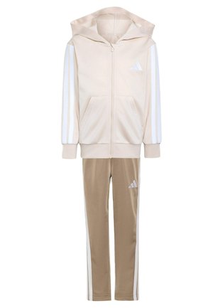 Chándal Adidas beige y marrón claro con chaqueta con capucha y cremallera y pantalones a juego, con franjas blancas y logotipos de Adidas en las mangas y la pierna.