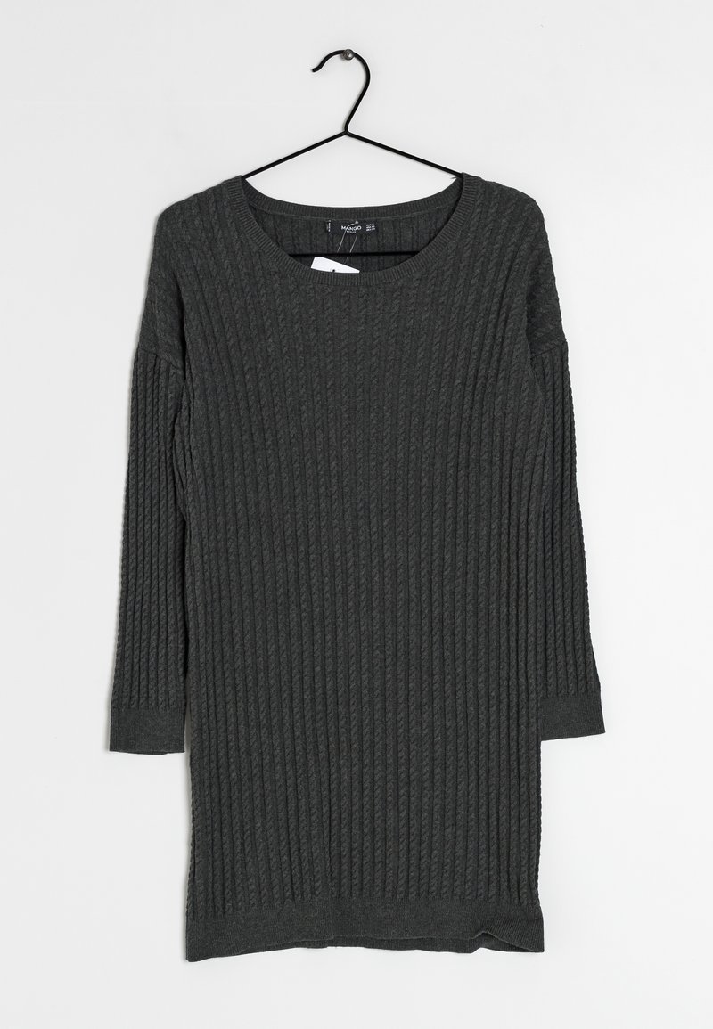 Robe-pull en maille côtelée à manches longues de couleur gris foncé suspendue à un cintre en métal noir sur fond blanc.