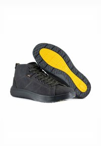 Sneaker alte in suede nero con allacciatura, caratterizzate da una suola in gomma nera testurizzata e un accent yellow sulla suola.