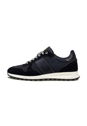 Marineblauwe sportschoenen van suede en mesh, met een witte zool, grijze veters en zwarte rubberen grip aan de onderkant.