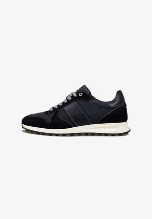 Marineblauwe sportschoenen van suede en mesh, met een witte zool, grijze veters en zwarte rubberen grip aan de onderkant.