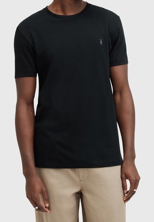 Sort bomuld T-shirt med korte ærmer, rund halsudskæring, tætsiddende pasform. Har et lille broderet logo på venstre bryst.