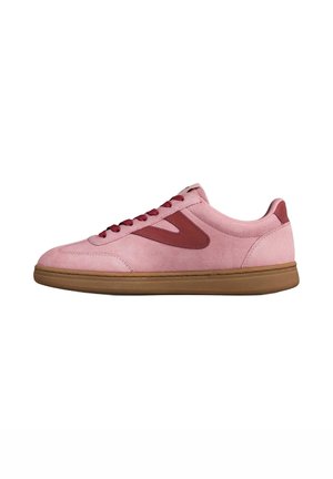 Lavskoet sneakers i pink ruskind med mørkerøde accenter, gummisål i karamelfarve og matchende mørkerøde snørebånd, vist i sideprofil.
