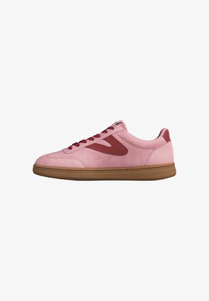 Lavskoet sneakers i pink ruskind med mørkerøde accenter, gummisål i karamelfarve og matchende mørkerøde snørebånd, vist i sideprofil.
