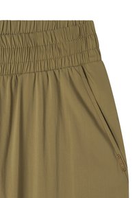 Pantaloni khaki con vita elastica e due tasche laterali. Tessuto morbido e leggero con una consistenza liscia e una leggera lucentezza, dotati di un accento con zip brandizzata.