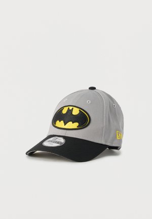 Harmaa ja musta lippalakki, jossa keltamusta Batman-logo etupuolella ja keltainen New Era -logo sivulla, lasten koko, jossa alkuperäinen tarra lippaassa.