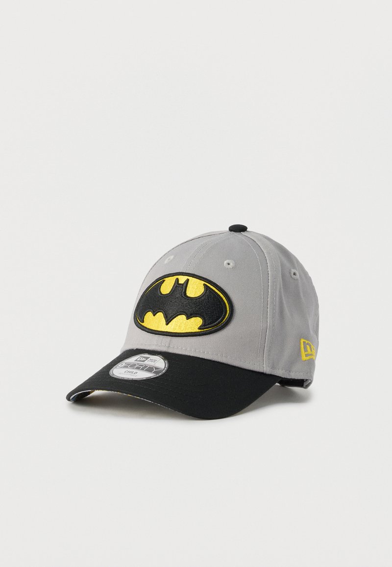 Γκρι και μαύρο καπέλο μπέιζμπολ με κίτρινο και μαύρο λογότυπο Batman στο μπροστινό μέρος και κίτρινο λογότυπο New Era στο πλάι, παιδικό μέγεθος με επώνυμη αυτοκόλλητη ετικέτα στο γείσο.