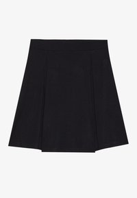 Falda plisada negra hecha de tela suave, con una cintura lisa y una silueta acampanada. Sin patrones ni acentos visibles.