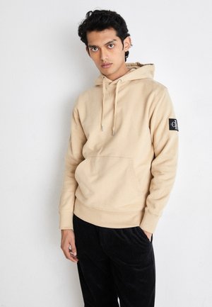 Calvin Klein Jeans BADGE HOODIE - Sweatshirt - warm sand