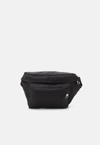 Schwarze Beuteltasche mit einem Reißverschluss-Hauptfach, einer Fronttasche und einem weichen, strukturierten Nylonstoff. Kompaktes, funktionales Design.