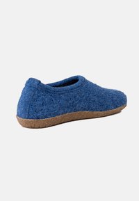 Blaue Filzschlappen mit runder Zehenpartie, strukturiertem Material, elastischem Einstieg und einer korkähnlichen Sohle für Rutschfestigkeit. Schlichtes und unauffälliges Design.