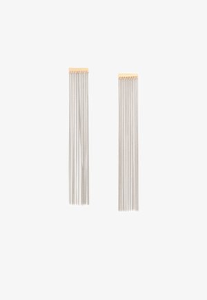 Due o orecchini a pendente con una parte superiore in tonalità oro e catene d'argento che si sviluppano a cascata, evidenziando texture eleganti e un design verticale.