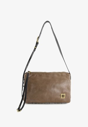 Bruine leren schoudertas met zwarte schouderriem. Heeft een ritsluiting, subtiele textuur en een klein metalen logo-detail.