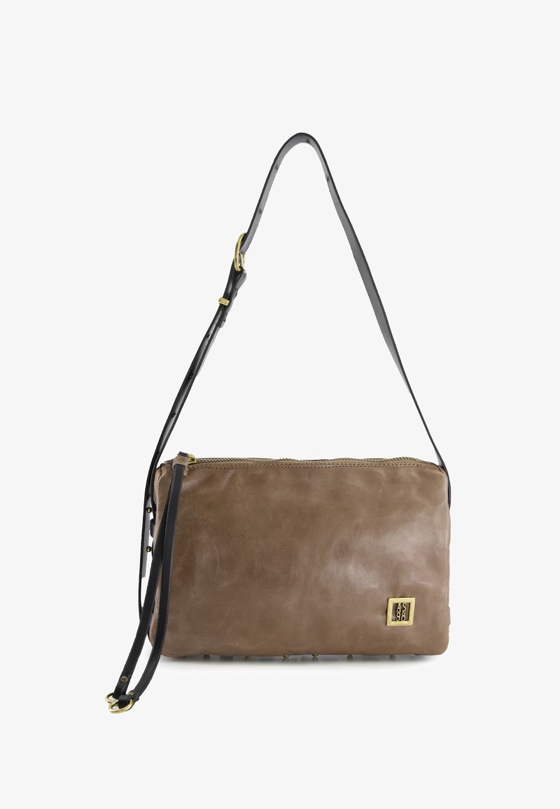 Czarna skórzana torba na ramię z brązowymi elementami. Posiada zamek błyskawiczny, subtelną fakturę oraz mały metalowy detal z logo.